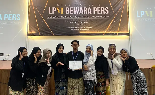Yogi Bagus Prasetyo bersama Divisi Redaksi LPM Bewara Pers menerima penghargaan divisi terbaik 2024
