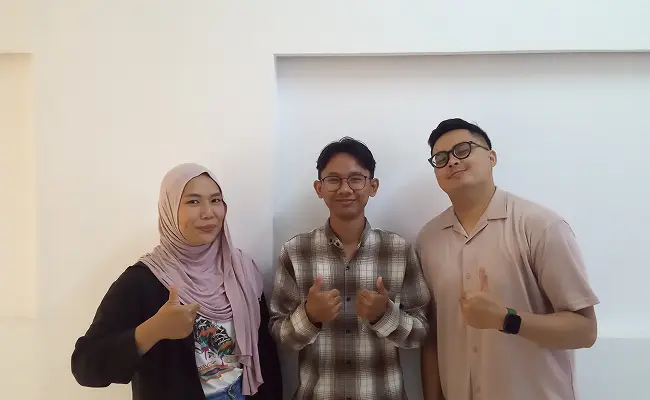 Yogi Bagus Prasetyo bersama mentor magang Diskominfo Jabar Sani Rusyda dan Asep Ruslan