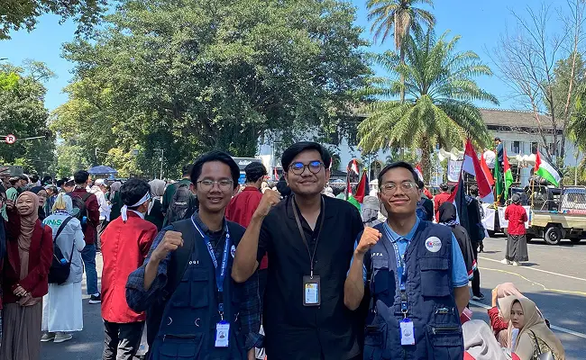 Yogi Bagus Prasetyo melakukan liputan jurnalistik aksi bela Palestina di Gedung Sate Bandung