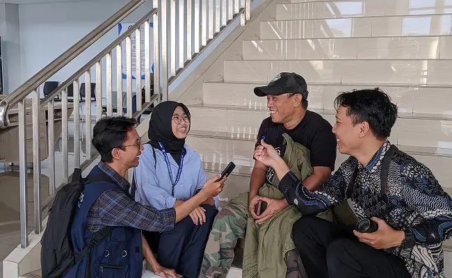 Yogi Bagus Prasetyo melakukan wawancara jurnalistik dengan penulis Pidi Baiq di UM Bandung