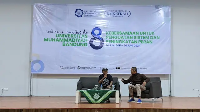 Pidi Baiq menjadi narasumber talkshow mengulas humor dan tantangan akademik di Auditorium UM Bandung.